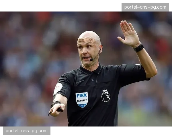 跟随英超首位女性主裁判：记录瑞贝卡·韦尔奇执法布莱顿对阵狼队的90分钟